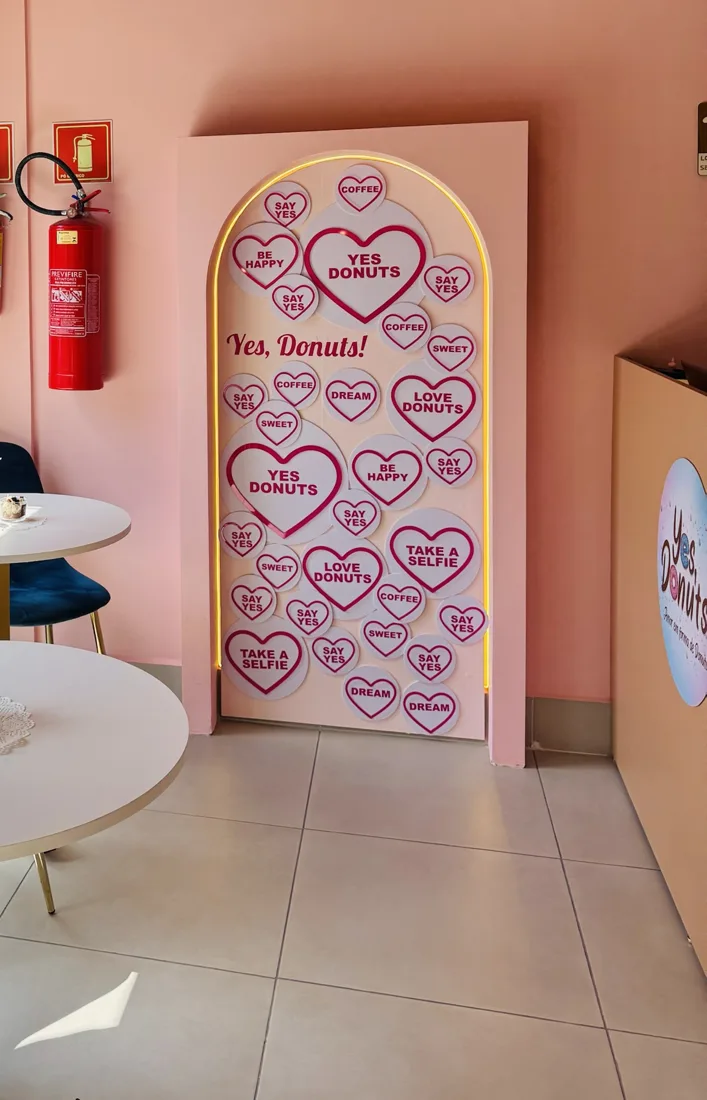 Painel em arco com corações escritos Yes Donuts, Say Yes e Take a Selfie